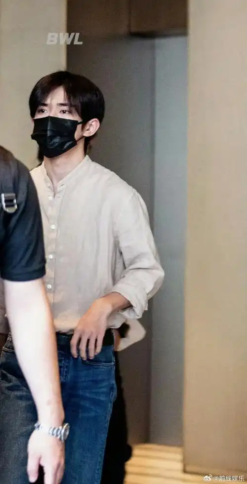 易烊千玺真的算得上是个好演员,用心磨练演技,在开拍前会照镜子找状态