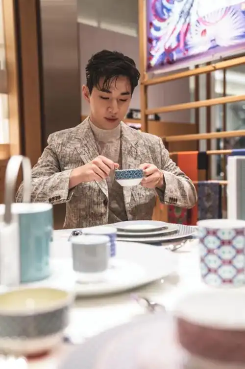 刘宪华帅气亮相活动再现绅士感与魅力值兼具的时尚穿搭