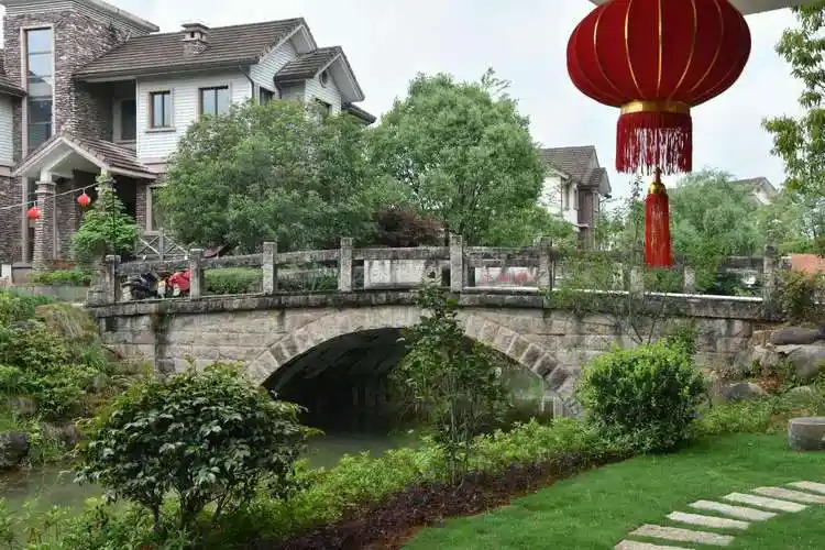 后花园,小桥流水潺潺.