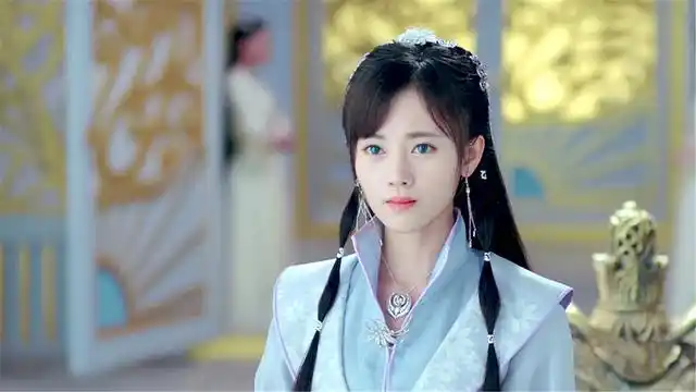 戏里的鞠婧祎,颜值确实了得,与国民闺女关晓彤同剧比美,毫不逊色.