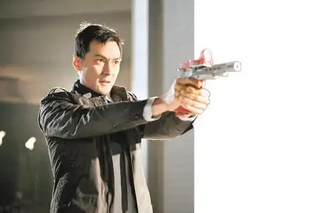 真不愧为"枪王之王",吴彦祖户外射箭击穿手机