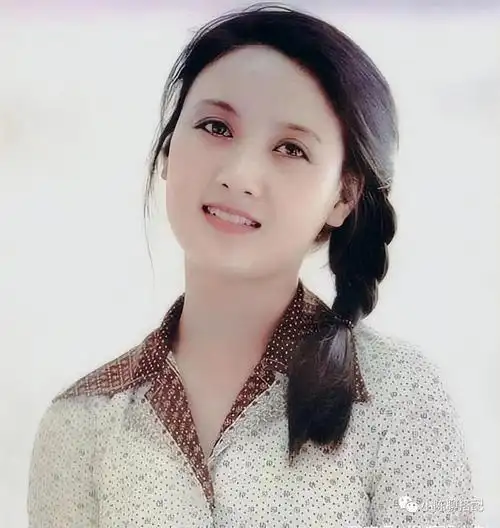 最美王熙凤邓婕65岁穿衣不扮嫩不显老从容老去很优雅