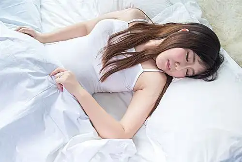 美丽的女孩睡在卧室