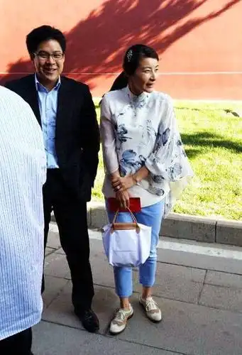 郭晶晶低调回娘家,衣着朴素如路人,被吐槽,说好的豪门媳妇呢?