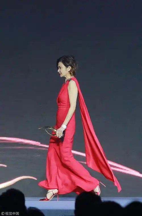 55岁关之琳一袭翩跹红裙身姿曼妙 与众人玩自拍面露"嫌弃脸"意外萌