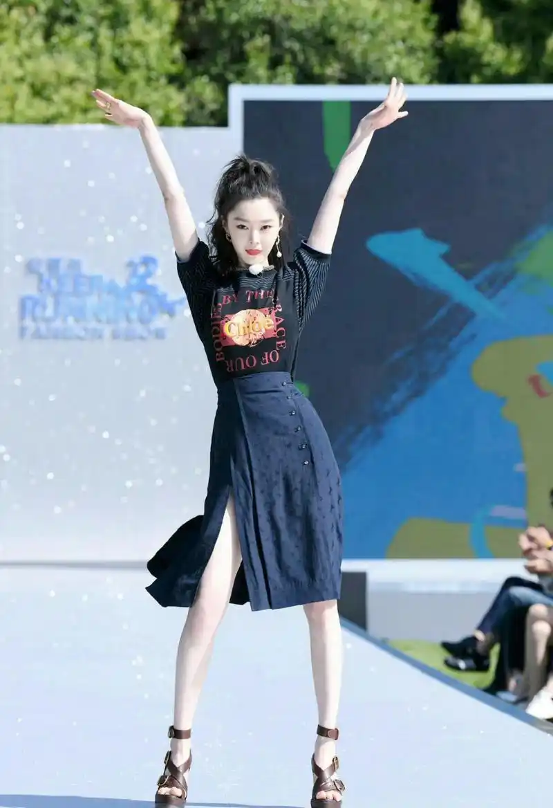 宋轶穿高跟凉鞋的美腿