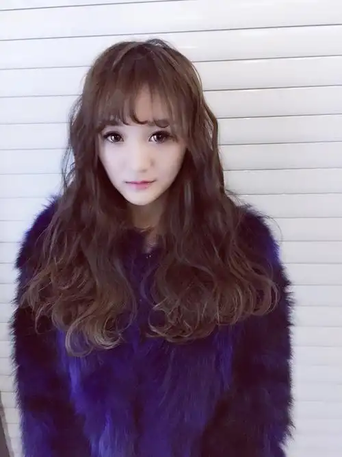 空气刘海蛋卷头:中长发的长度恰到好处,彰显了头发卷曲的蓬蓬可爱感