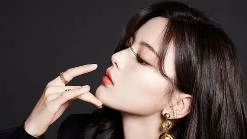 给我瞧瞧你们相册里杨超越的绝美侧脸