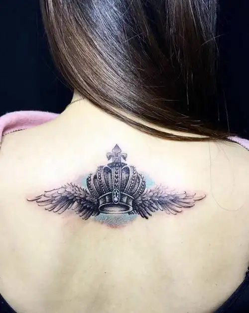 皇冠翅膀纹身图片_背部new school水彩纹身图案