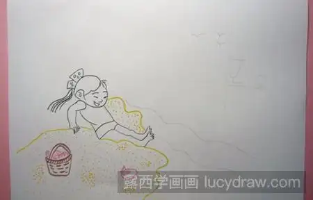 4,接着,用粉红色彩色笔画出一些小贝壳,并用棕色彩色笔画出一个小篮子