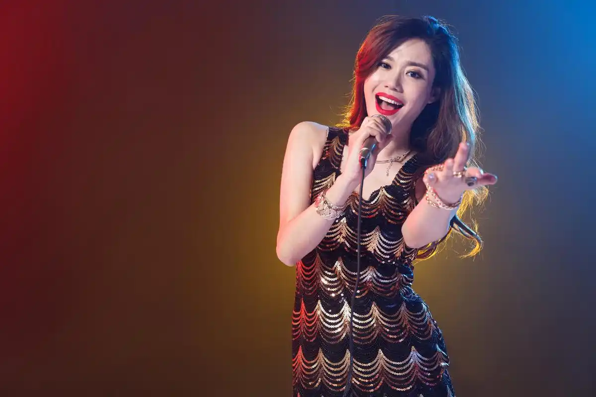 女歌手表演时被男观众拖下舞台# 8月1日晚,一场乡村歌舞表演在山西省