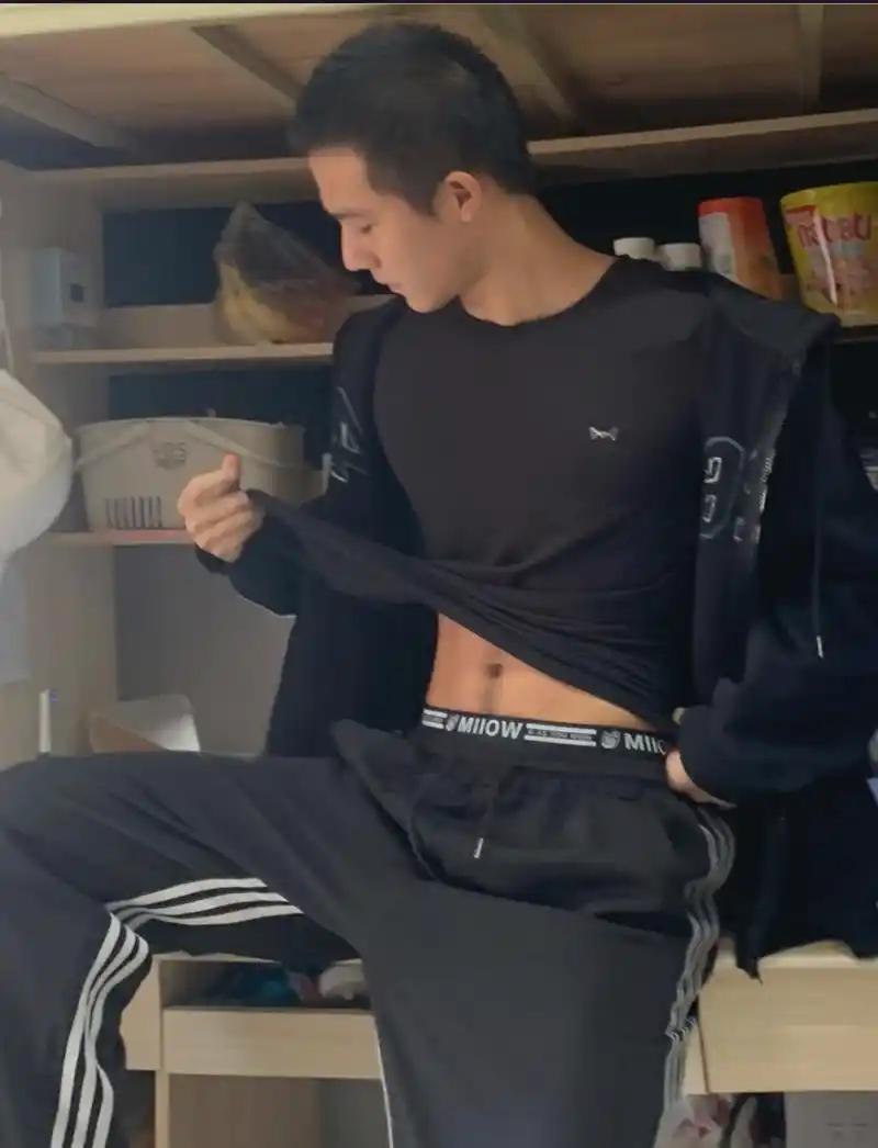 抓拍体育生在宿舍秀腹肌的私照,有点上头哦