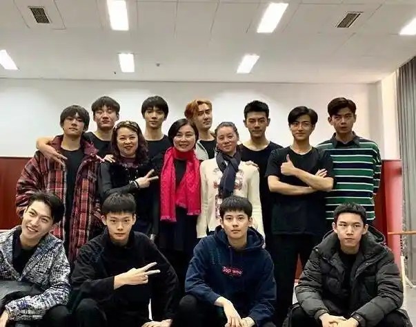 易烊千玺晒中戏学生卡,更新身份信息,姓名一栏暴露在校生活状态