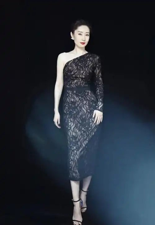 刘敏涛虽不是尤物身材但穿蕾丝斜肩连衣裙无一丝赘肉
