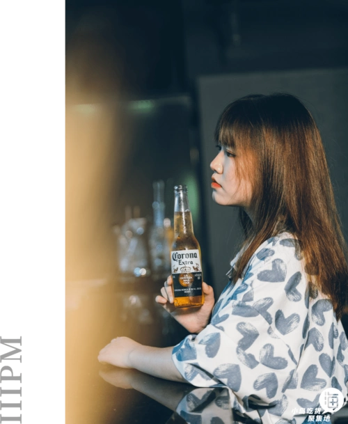 搞什么在独栋别墅里开啤酒party女生0元喝奶茶鸡尾酒这是想让酒友们