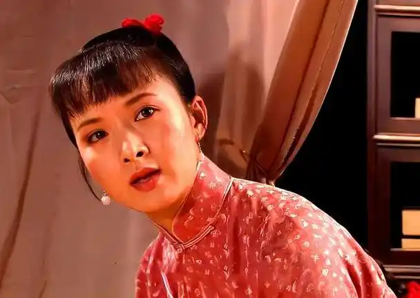 《大宅门》这部剧在2001年播出的时候引起轰动,除了拿