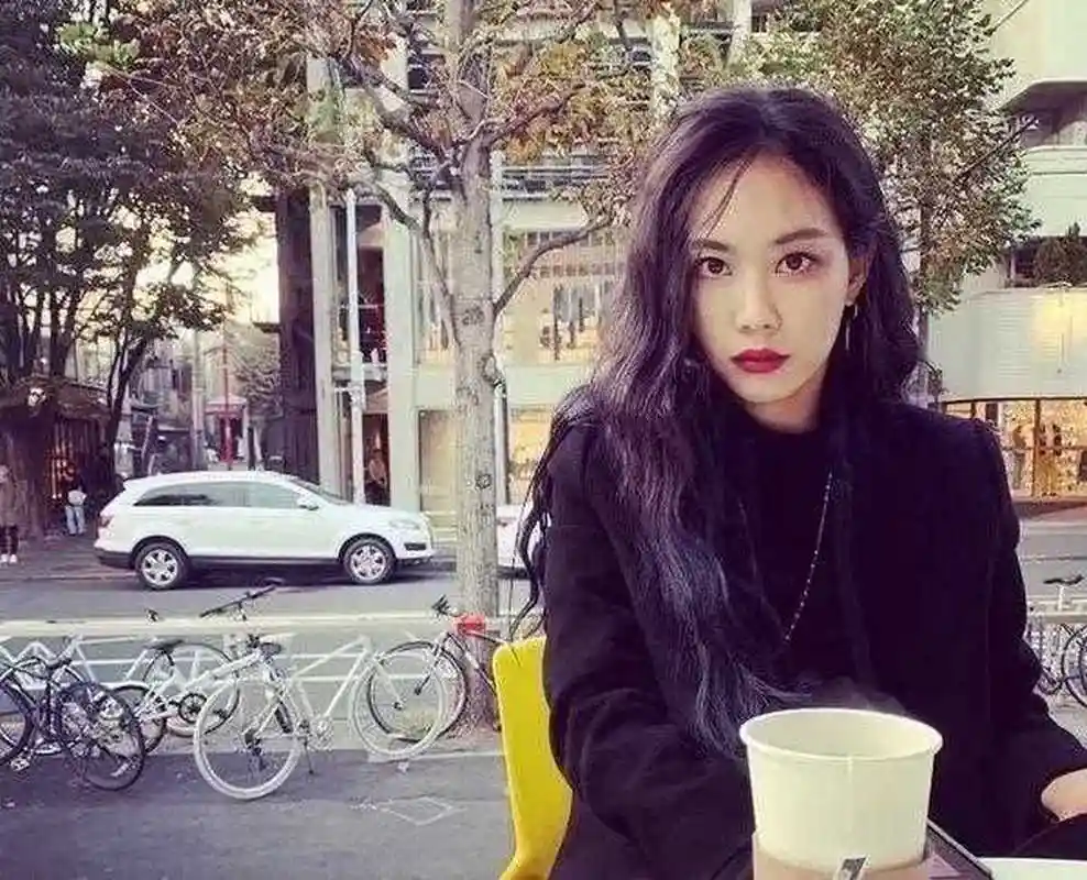 一直感觉王霏霏和宋妍霏给我的感觉很像,可能都是冷艳型美女的关系