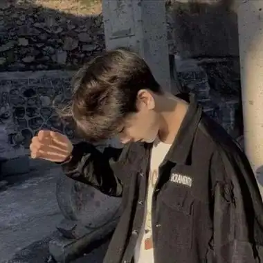 侧脸低头帅哥头像图片,男生头像图片