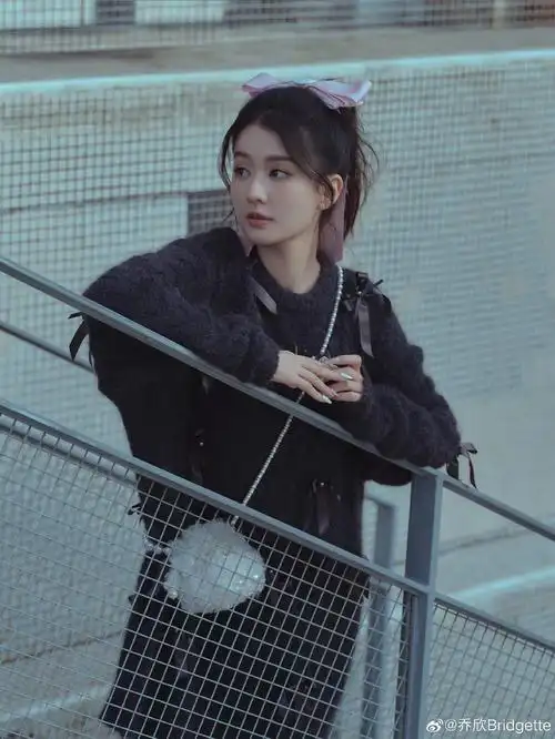 乔欣粉色蝴蝶结造型太吸睛 俏皮公主活力满满——上海热线娱乐频道