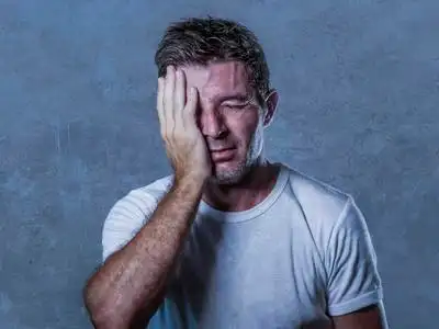 无奈表情脸上的悲伤和忧郁的男人的肖像绝望的感觉沮丧和无助的忧郁和