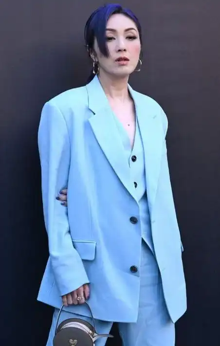 杨千嬅亮相时尚活动 穿搭靓丽展现年轻风度