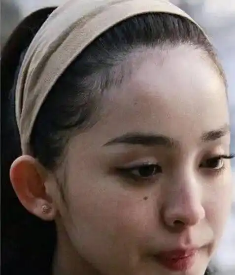 娜扎19岁的纯素颜照,离开十级美颜,这就是所谓的最美艺考生?