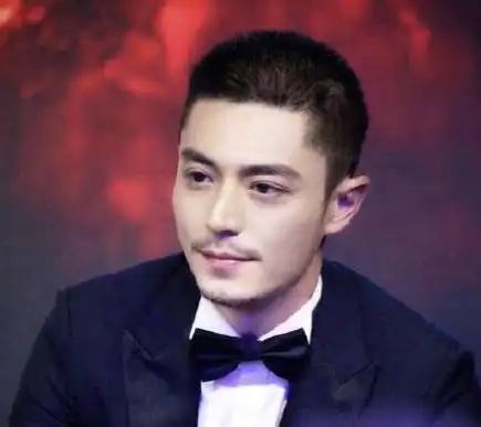 霍建华婚后罕见戴耳钉,帅气程度不输任何当红小鲜肉