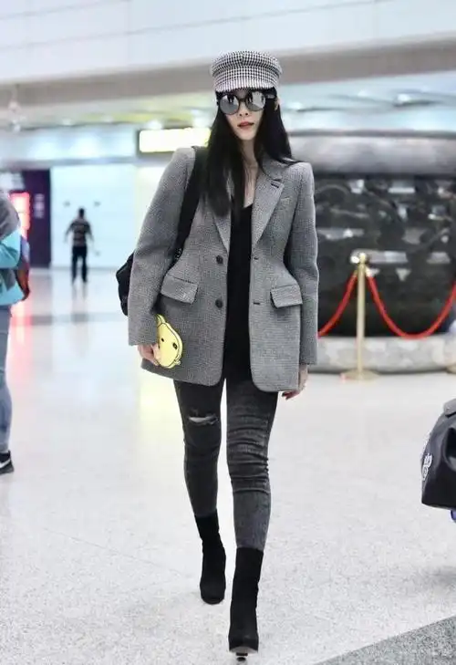 范冰冰这双腿还需要抠图?牛仔裤破洞到大腿像超短裤,画面很刺激