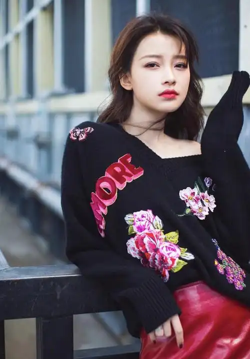 90后辣妈孙怡太会穿露肩v领毛衣搭红色皮裙皮肤白皙气场开挂