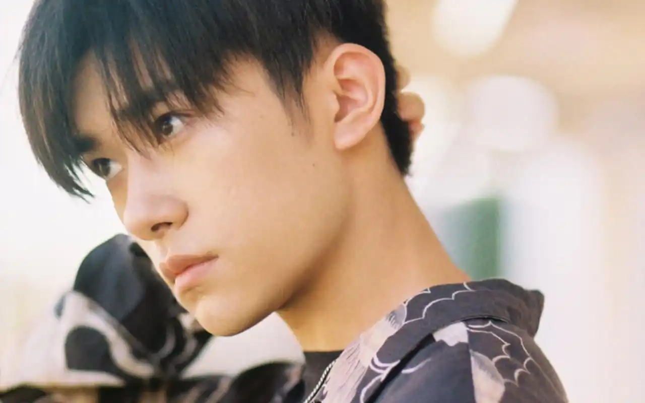 易烊千玺帅气温柔秋日写真高清壁纸 第二辑