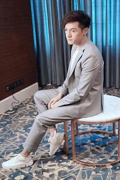 中年男士:为何建议穿西裤搭配运动鞋?看40岁的胡歌,你就懂了