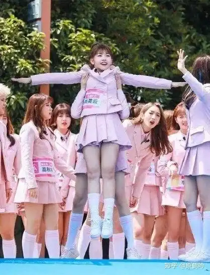 鞠婧祎和杨超越两个美少女突然打了一架,谁的单兵战斗力更强 ?