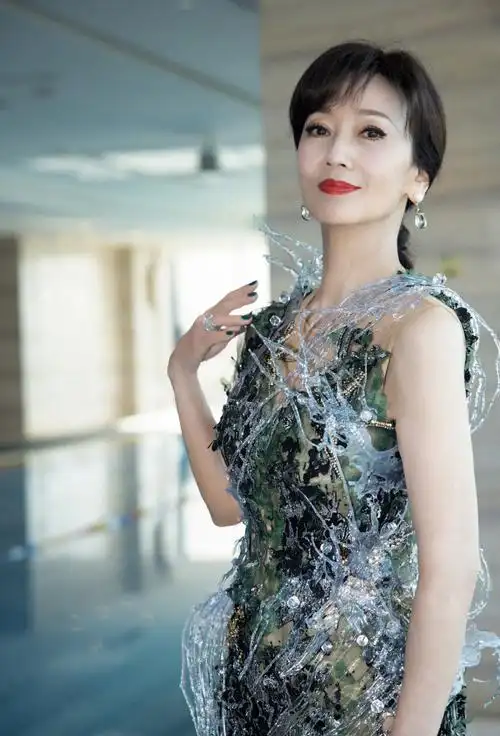 69岁赵雅芝生图曝光,与精修图有差别,眼尾皱纹炸花仍优雅美丽