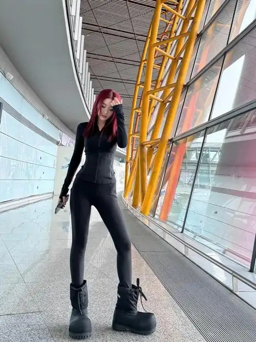 喻言红发紧身衣造型机场随拍身材好辣