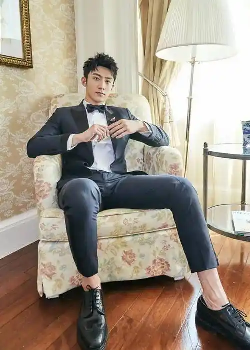 黄景瑜出席活动,穿得像个王子,这身材真的很适合穿西装!