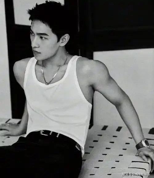 杨洋拍写真大秀肌肉,穿白色背心走成熟路线,这谁顶得住?