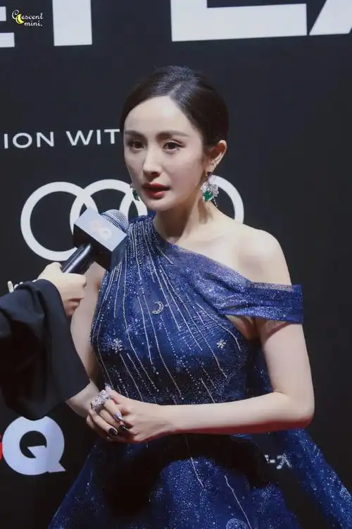 杨幂暗夜星空拖尾蓝裙##杨幂穿运动鞋走红毯真明智##gq盛典红