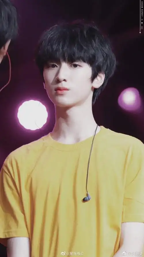 夏天锁骨大赛#严浩翔的锁骨真的一绝!带着恰到好处的少年感和优雅.