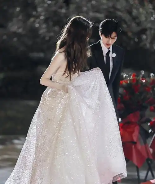 跑男路透曝光蔡徐坤为angelababy提裙摆粉丝们都惊呆了