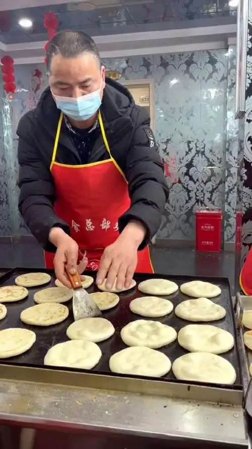 两年前开店失败,不想再打工摆个小摊打烧饼,没曾想过一天两袋面不够用