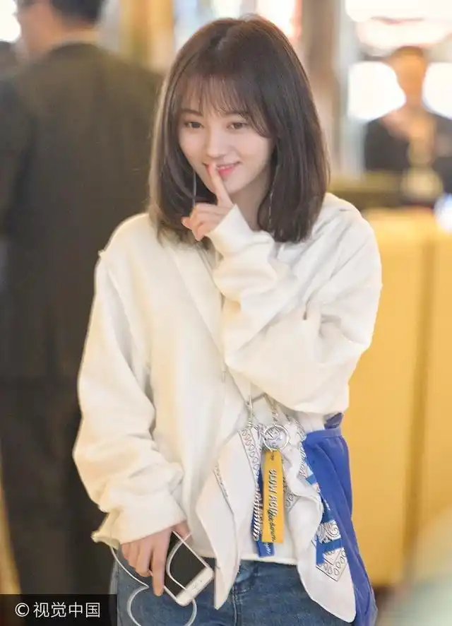 "千年美女"鞠婧祎剪短发韩式刘海似高中少女