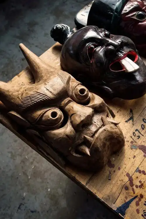 贵州傩戏的表演者需要装扮上服饰和面具,模仿与扮演神鬼的动作形神.