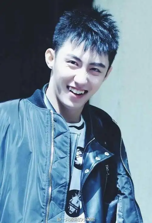 笑出虎牙的黄景瑜