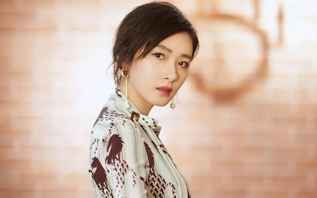 万茜优雅迷人写真图片桌面壁纸高清大图预览1920x1200_大陆明星下载