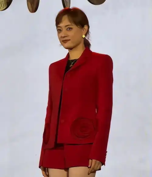 40岁孙俪活动近照,大冬天露大腿一脸凶相,养生过度"害"了她 - 娱乐