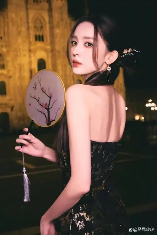 古力娜扎国风旗袍,露背设计,韵味十足,东方魅力展现得淋漓尽致