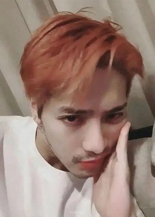 而从另一种角度来看,纵使有时蓄起胡须的王嘉尔在外表上与"叔系"靠近