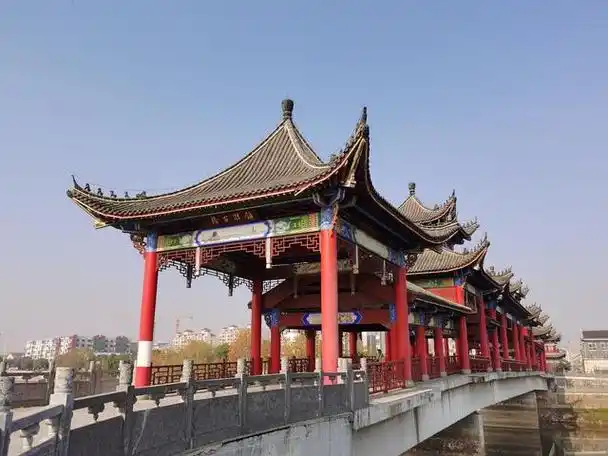 倾斜不倒的古塔,巍然屹立的城楼,繁华热闹的古街,就在古城和县