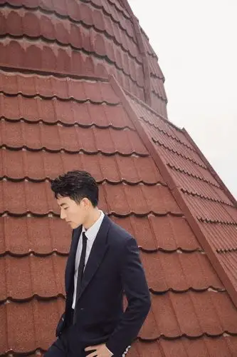 黄轩身着深蓝色西装 低调稳重