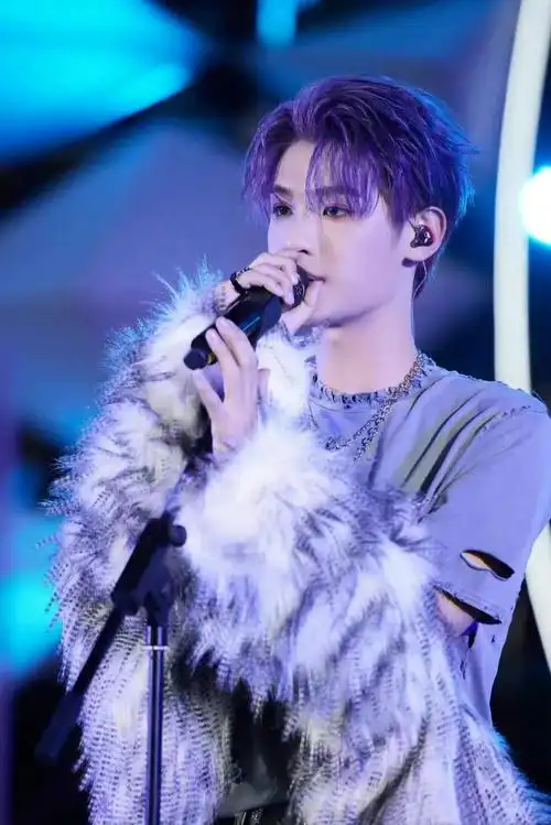 黄明昊最新炫酷舞台造型